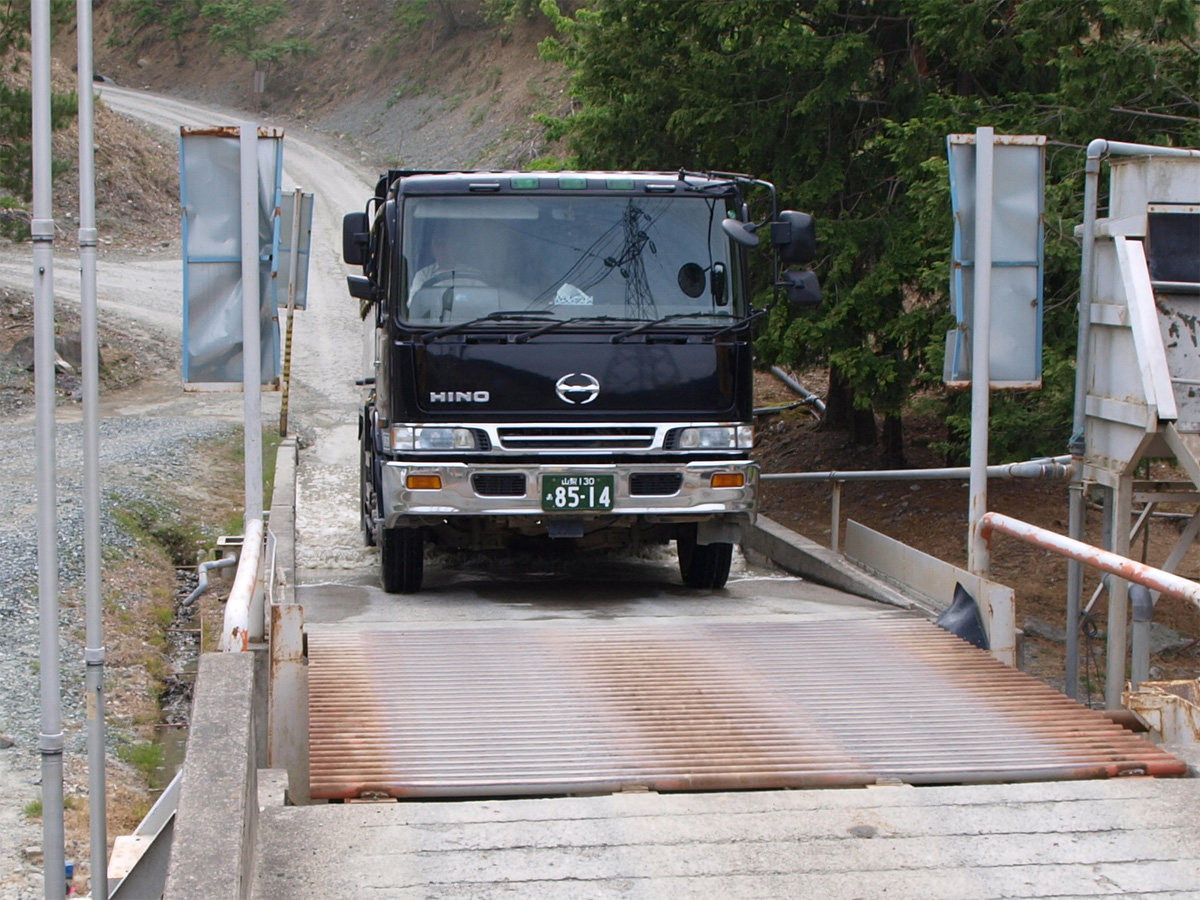 ダンプトラックタイヤ洗浄設備